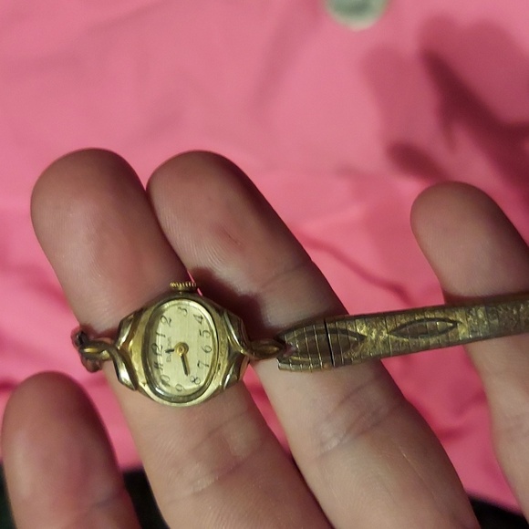 So trendy! goldtone / vintage dainty feminine watch by bulova 1980s